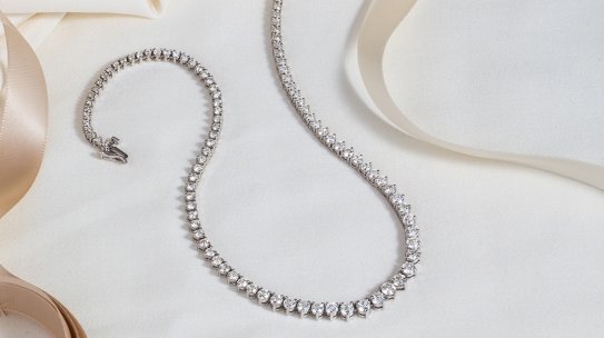 Anniversary Gifts By Year – A Comprehensive List of Traditional and Modern Anniversary Gifts