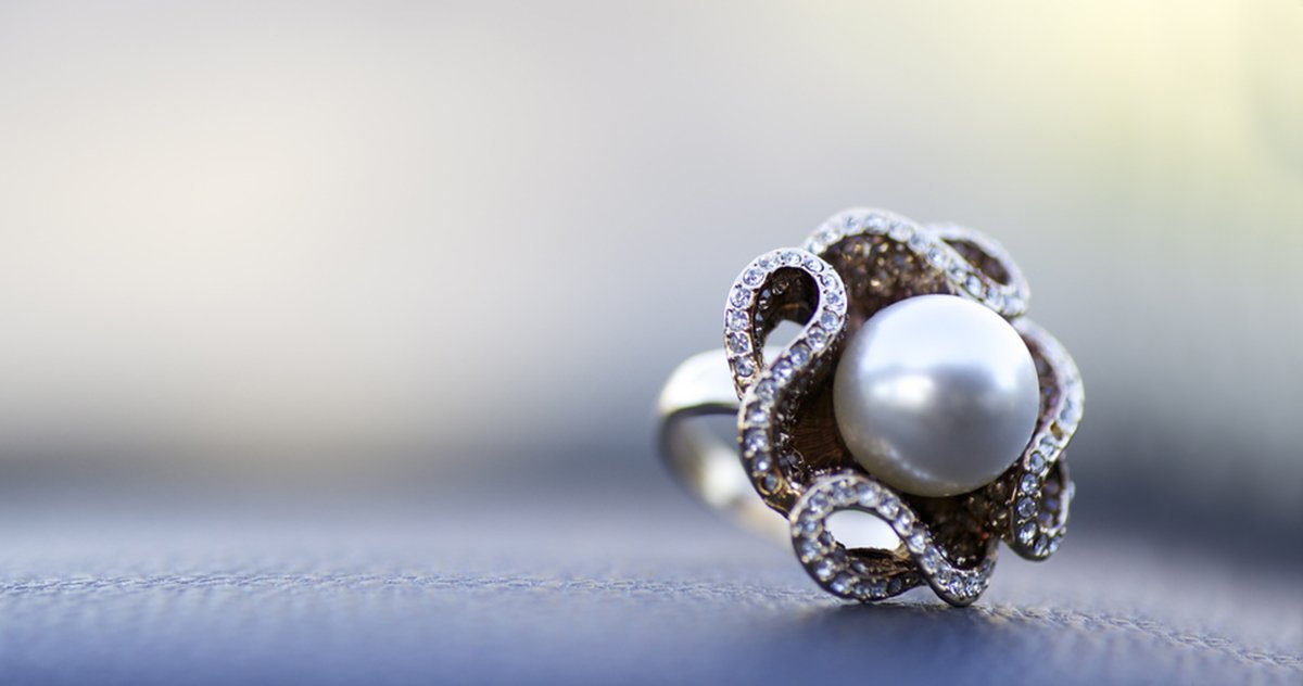 Pearl Ring with Diamonds