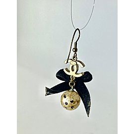 Chanel 07c Single Drop Pierce Bow Polka Dot CC Earring 6c614