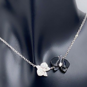 Cartier flower necklace hotsell