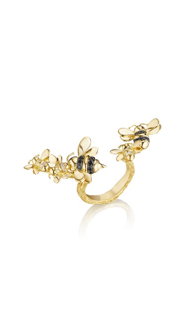 The Wonderland Between the Finger Bee Ring